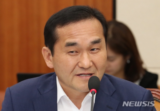 지난달 8일 오전 서울 여의도 국회 기획재정위원회에서 열린 한국은행 국정감사에서 엄용수 자유한국당 의원이 질의하고 있다. /사진=뉴시스