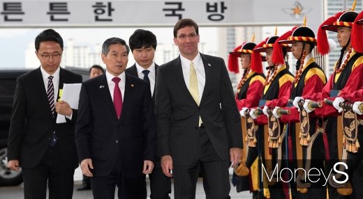 [머니S포토] 정경두·마크 에스퍼, 국방부 도착