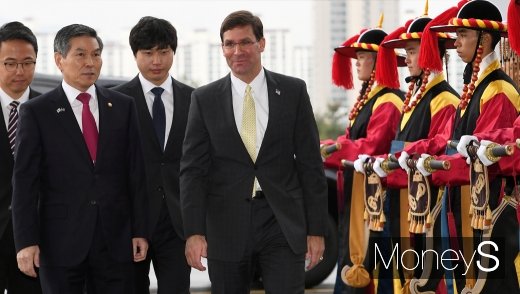 [머니S포토] 국방부 들어서는 정경두·마크 에스퍼