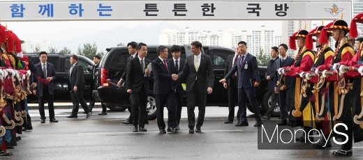 [머니S포토] 국방부로 향하는 정경두 장관과 마크에스퍼 미 국방장관