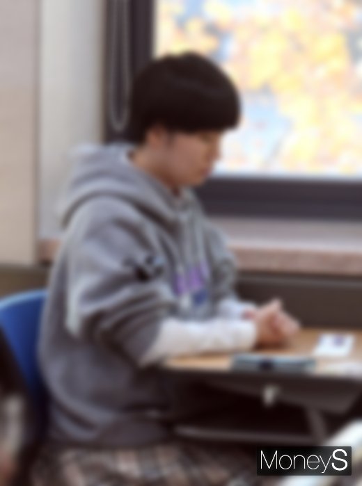 ▲2020학년도 대학수학능력시험일인 14일 서울 중구 순화동 이화여자외국어고등학교 시험장에서 수험생이 시험에 앞서 기도를 하고 있다./사진=임한별 기자