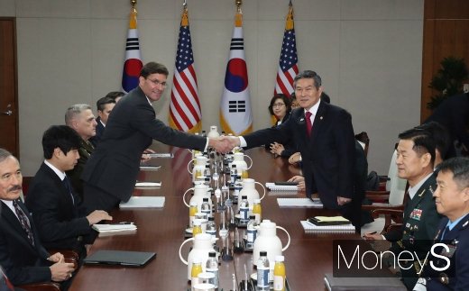 [머니S포토] 손잡은 정경두·마크 에스퍼