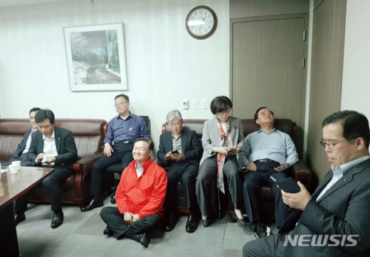 지난 4월 25일 자유한국당 의원들이 서울 영등포구 여의도 국회 의원회관 바른미래당 채이배 의원실에서 사법개혁특별위원회 간사로 선임된 채 의원을 사개특위에 참석하지 못하게 하기 위해 막아서고 있다. /사진=뉴시스
