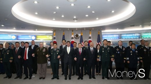 [머니S포토] 기념촬영 하는 한미안보협의회 주요 인사들