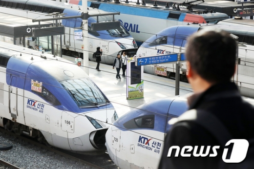 지난 14일 서울 용산구 용산역에서 승객들이 열차를 기다리고 있다. /사진=뉴스1