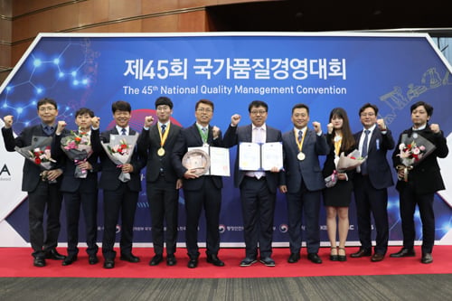 제45회 국가품질경영대회에서 품질경쟁력 우수기업선정, 국가품질명장 배출, 품질분임조 대통령상 수상 등 풍성한 성과를 올린 한전KPS 직원들이 함께 파이팅을 외치고 있다./사진제공=한전KPS