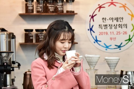 [머니S포토] 겨울비 내리는 금요일, 따뜻한 커피향기 솔솔