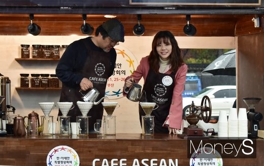 [머니S포토] D-10 한•아세안 특별정상회의, 바리스타로 변신한 써니