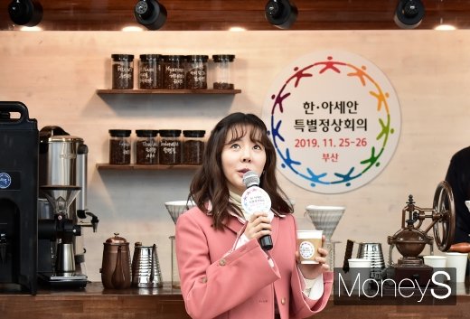 [머니S포토] 우천으로 시작된 행사에 순규 깜짝!