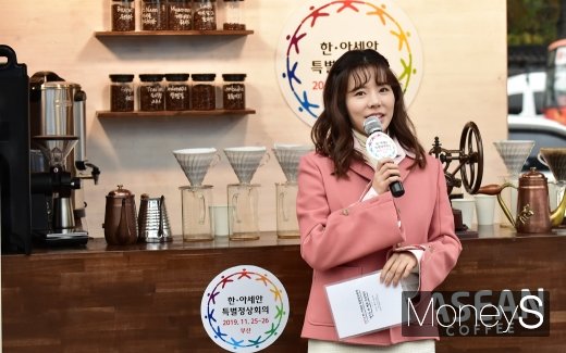 [머니S포토] 소녀시대 써니, 비오는 금요일, 추위 녹일 향긋한 커피와 함께...
