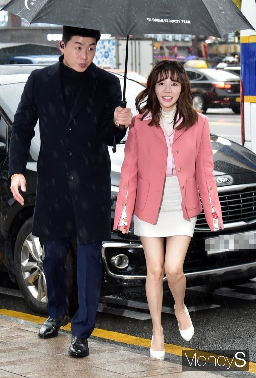 [머니S포토] 해맑은 미소로 등장한 1일 바리스타 써니
