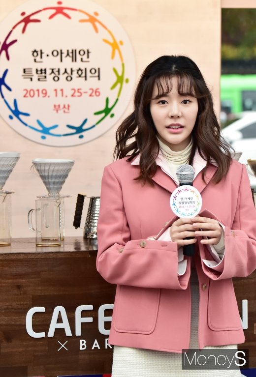 [머니S포토] 1일 바리스타 써니, 핑크빛 향기 솔솔