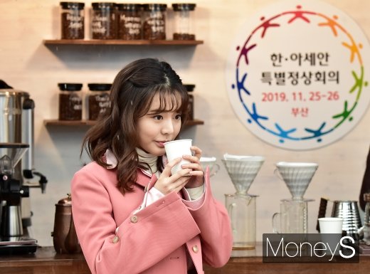 [머니S포토] 소녀시대 써니, 비오는 금요일 향긋한 커피향에 눈이 번쩍!