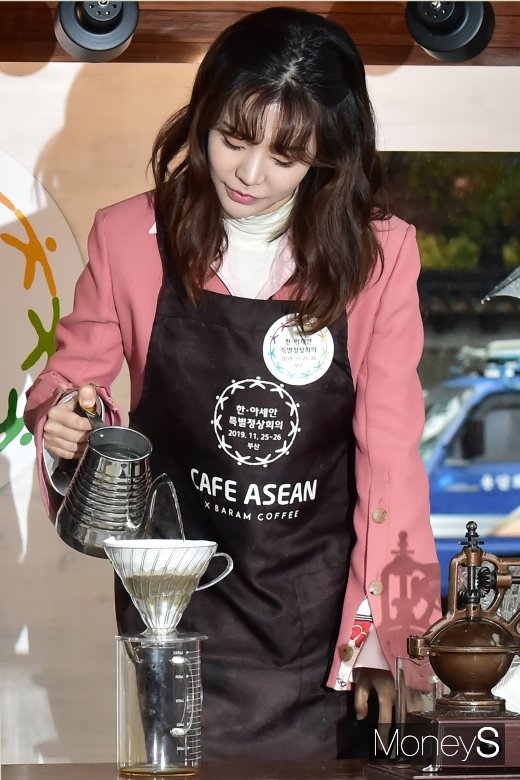 [머니S포토] 소녀시대 써니, 오늘만큼은 바리스타 순규