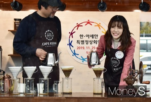 [머니S포토] 소녀시대 써니, 쉽지 않은 바리스타의 길