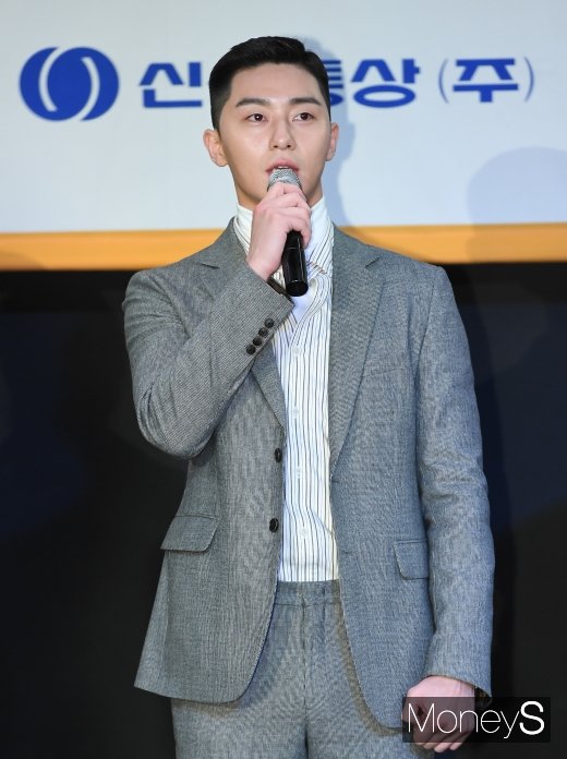 [머니S포토] 박서준, 운동으로 다져진 넓은 어깨