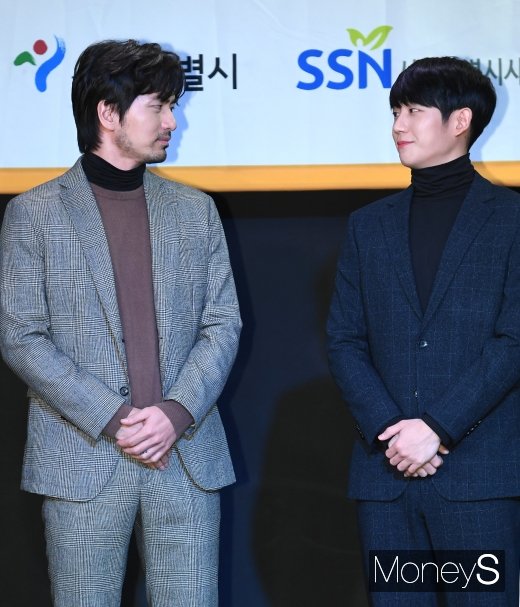 [머니S포토] 이진욱·정해인 '잘생김 대결중'