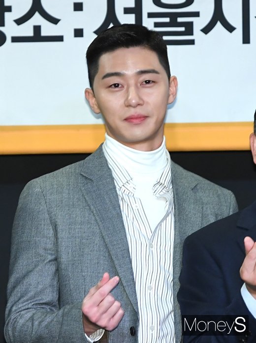 [머니S포토] 박서준 '멋진 하트 발사'