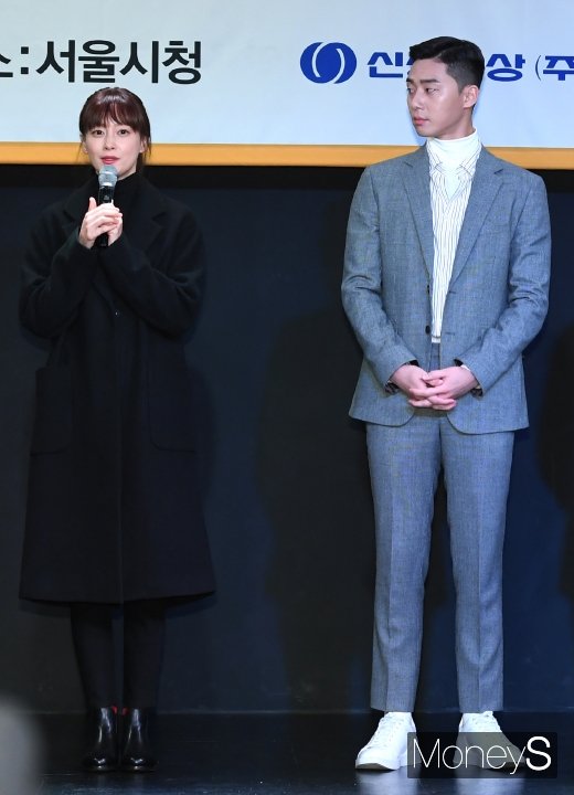 [머니S포토] 박서준, '이나영 미모에 시선 집중'