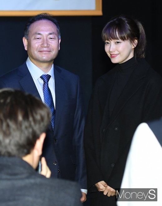 [머니S포토] 이나영 '부시장과 기념촬영~'