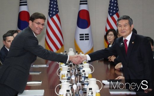 에스퍼 “한일관계 경색으로 득보는 건 북한과 중국”(속보)