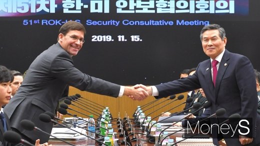 [머니S포토] 악수하는 한·미 국방부 장관