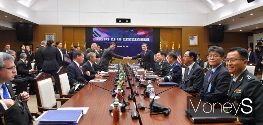 [머니S포토] SCM 확대회담에서 악수하는 정경두·마크 에스퍼