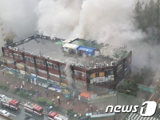 강남 서초동 진흥종합상가서 화재… 진화중 (속보)