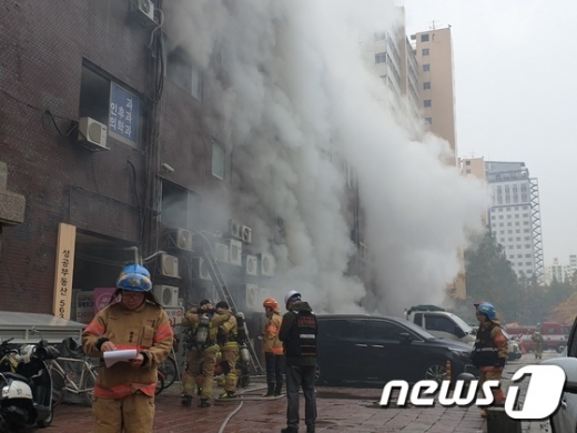 15일 오후 1시30분쯤 서울 서초구 서초동 진흥상가에서 불이 나 소방당국이 출동해 진화 작업을 벌이고 있다. 이 사고로 현재까지 11명이 병원으로 이송됐다. /사진=뉴스1