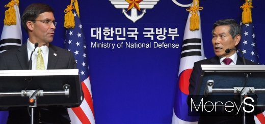 [머니S포토] 공동기자회견하는 정경두·마크 에스퍼