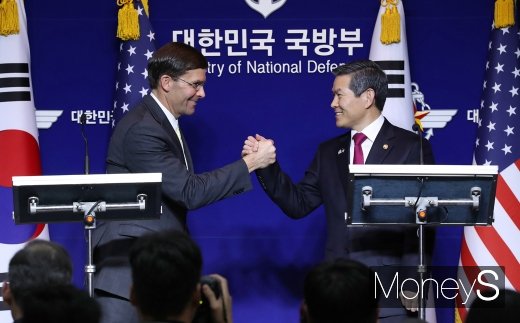 [머니S포토] 악수하는 한·미 장관