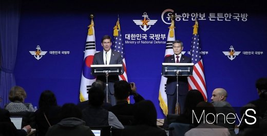 [머니S포토] 정경두·마크 에스퍼, 한미안보협의회(SCM) 공동 기자회견