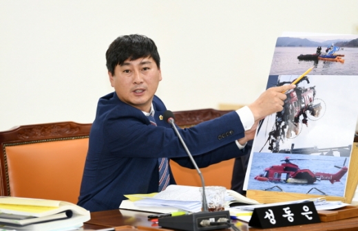 경남도의회 건설소방위원회 성동은 의원이 14일 열린 경남소방본부에 대한 행정사무감사에서 헬기에 비상 부유장치 미 장착에 대해 질의하고 있다./ 사진=경남도의회 제공.