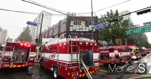 [머니S포토] 서초동 상가건물 화재… 10여명 부상