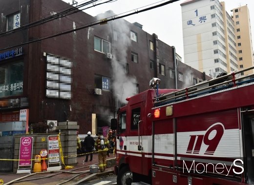 [머니S포토] 서초구 진흥종합상가서 화재, 부상자 14명 확인