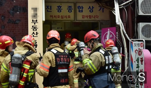 [머니S포토] 강남역 인근 대형화재 발생