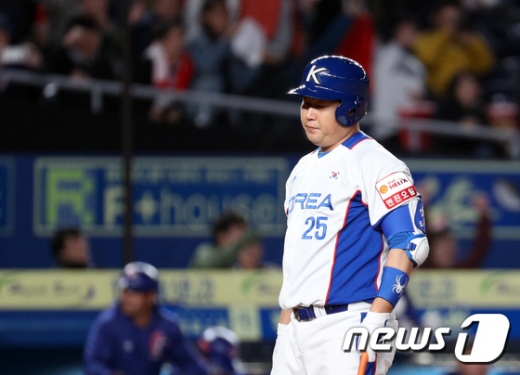 한국 야구 국가대표팀 포수 양의지가 지난 12일 일본 지바현 조조마린 스타디움에서 열린 2019 WBSC 프리미어12 슈퍼라운드 2차전 대만과의 경기에서 8회 삼진을 당한 뒤 덕아웃으로 돌아가고 있다. /사진=뉴스1