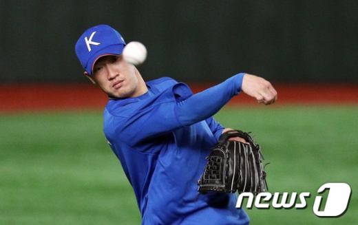 한국 야구 국가대표팀 투수 박종훈이 지난 14일 일본 도쿄돔에서 열린 대표팀 공식훈련에서 투구 연습을 하고 있다. /사진=뉴스1