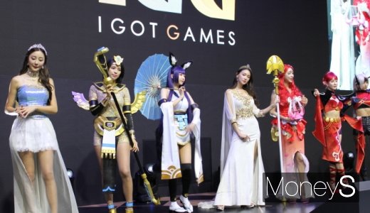 IGG 부스에서 코스튬 모델들이 포토타임을 진행하고 있다. /사진=채성오 기자