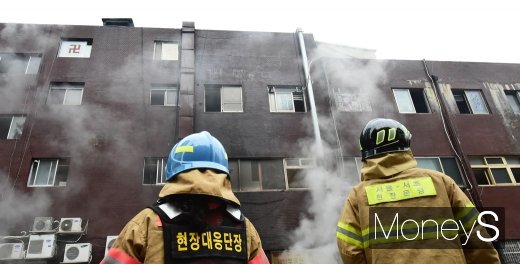 [머니S포토] 서초 화재현장 바라보는 소방관