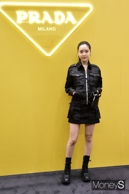 [머니S포토] 손나은, 머리에서 발끝까지 올블랙 매력