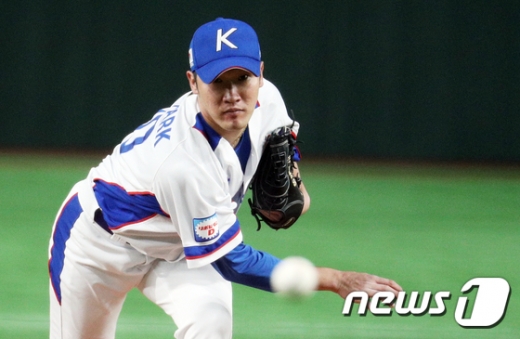 15일 일본 도쿄돔에서 열린 2019 WBSC 프리미어12 슈퍼라운드 3차전에서 5회초 멕시코의 조나단 존스에 투런포를 허용한 한국 대표팀의 선발 투수 박종훈. /사진=뉴스1