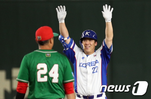 15일 일본 도쿄돔에서 열린 2019 WBSC 프리미어12 슈퍼라운드 3차전에서 5회말 3타점 적시타를 날린 한국 대표팀의 타자 김현수(오른쪽). /사진=뉴스1
