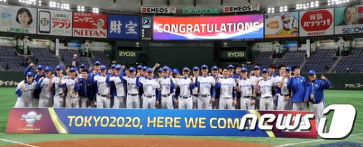 15일 오후 일본 도쿄돔에서 열린 2019 WBSC 프리미어12 슈퍼라운드 3차전에서 멕시코에 7-3 역전승을 따내며 도쿄올림픽 본선 티켓과 함께 프리미어12 결승 진출을 확정 지은 한국 대표팀. /사진=뉴스1