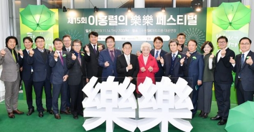 염태영 시장(왼쪽 8번째)과, 이홍렬씨(염태영 시장 오른쪽), 초록우산어린이재단 경기후원회·경기지역본부 관계자들이 함께하고 있다. / 사진제공=수원시