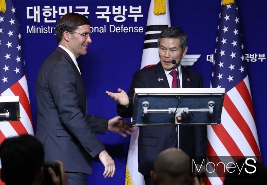 15일 오후 서울 용산구 국방부에서 마크 에스퍼 미국 국방부 장관과 정경두 국방부 장관이 제51차 안보협의회(SCM) 고위급 회담 기자회견을 마치고 브리핑룸을 나서고 있다. /사진=사진공동취재단