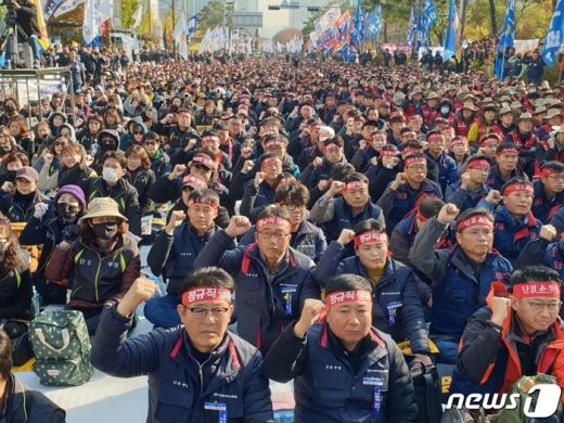 16일 오후 한국노동조합총연맹(한국노총)은 서울 영등포구 여의도 국회 앞에서 '2019한국노총 전국노동자대회'를 열었다. 노조할 권리 등을 주장하면서 "노동자 목소리를 외면할 경우 2020년 총선에서 강력한 심판을 받을 것"이라고 주장했다. /사진=뉴스1 황덕현 기자