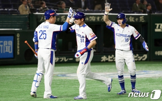 15일 오후(현지시간) 일본 도쿄돔에서 열린 2019 세계야구소프트볼연맹(WBSC) 프리미어12 슈퍼라운드, 대한민국 vs 멕시코 경기 5회말 2사 만루 상황에서 김현수의 3타점 2루타로 홈을 밟은 이정후가 동료들과 함께 기뻐하는 모습. /사진=뉴스1 황기선 기자