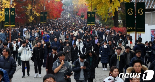 지난 16일 오전 서울 종로구 성균관대학교에서 2020학년도 논술시험을 마친 수험생들이 학교를 나서고 있다. /사진=뉴스1 박세연 기자