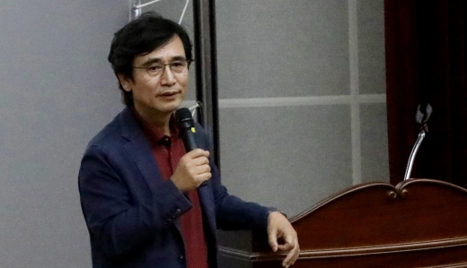 유시민 노무현재단 이사장은 16일 대구에서 연린 노무현시민학교 강연에 참석, 검찰에 출석한 조국 전 법무부 장관이 진술거부권을 행사한 것에 대한 언론의 비판보도를 질타했다. 사진은 유 이사장이 지난달 12일 제주웰컴센터 웰컴홀에서 열린 '제9기 노무현시민학교 2강' 강연에서 진행하는 모습. /사진 = 뉴스1 